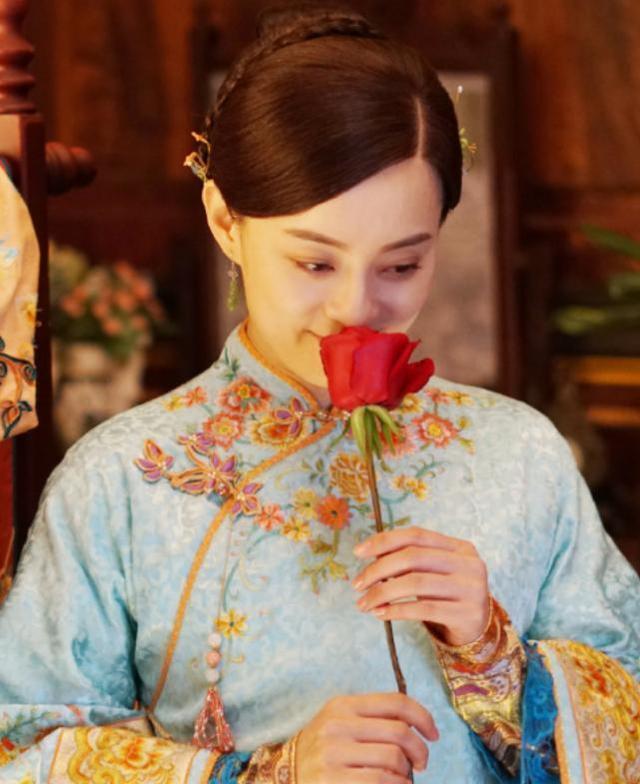 除了能够在短发和长发造型中轻松切换外,孙俪不论在古装剧还是现代戏