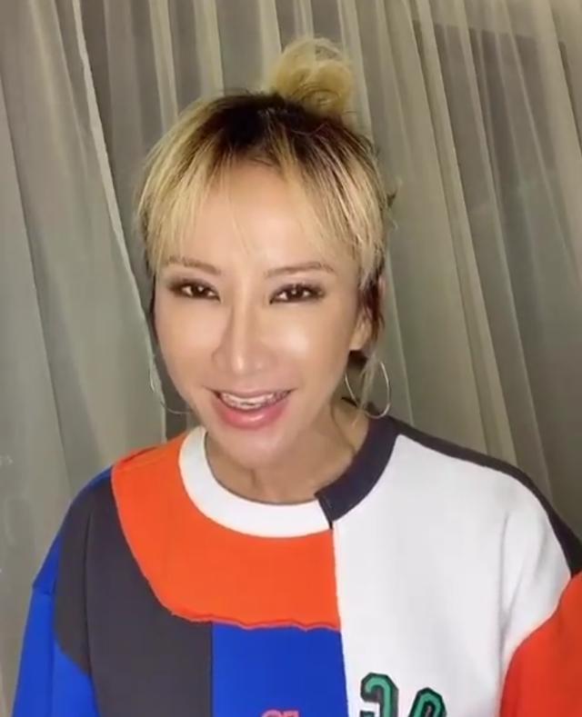 有种真实叫李玟染头发,珊瑚色头发搭花裙子,明星也驾驭不了