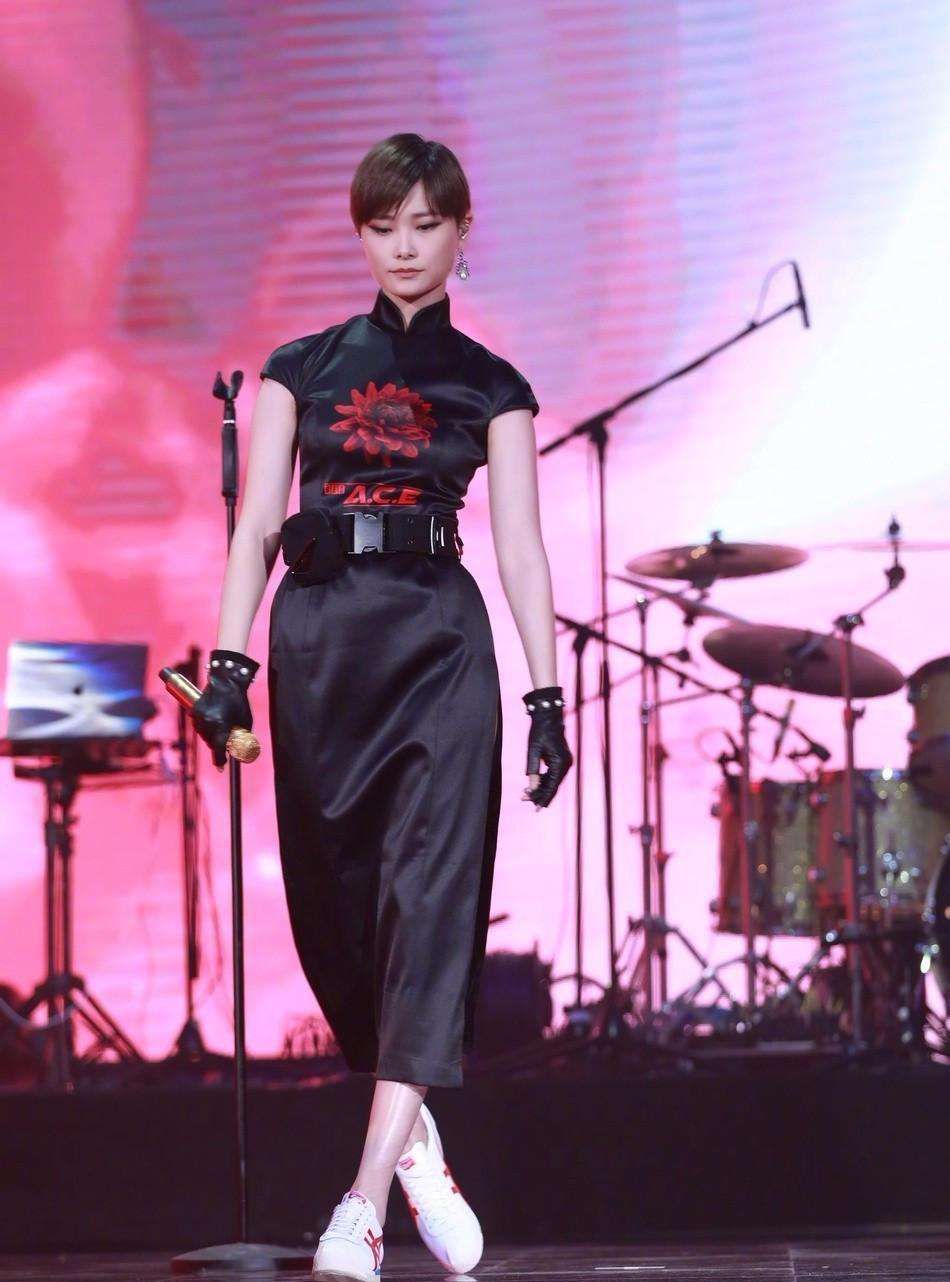 试试旗袍配运动鞋杨幂和李宇春都穿过别样风情独特的魅力