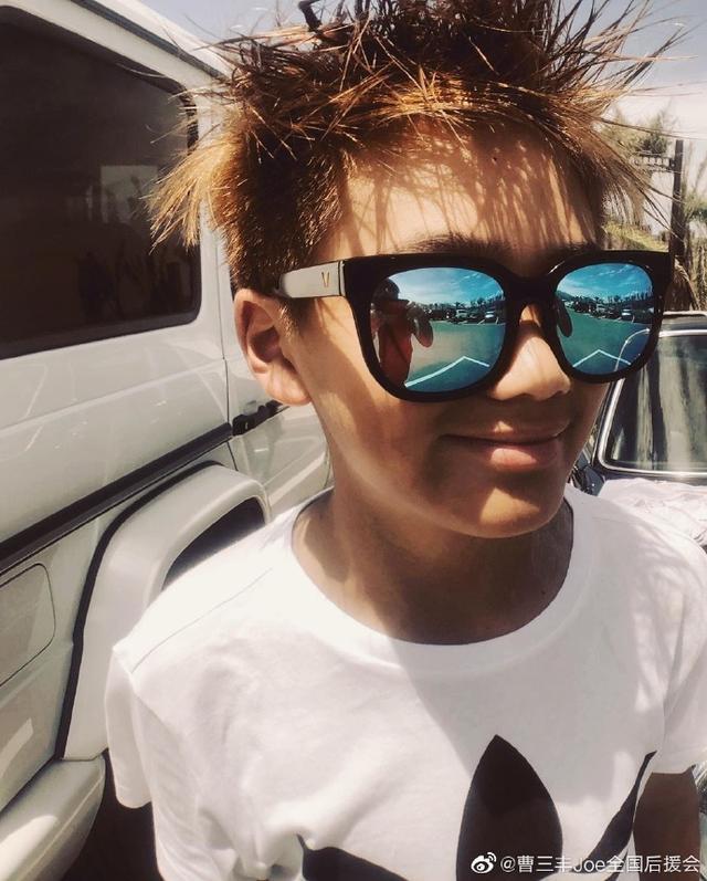 曹格儿子染黄头发土的好明显,9岁的安吉从脸胖到手指,颜值全无