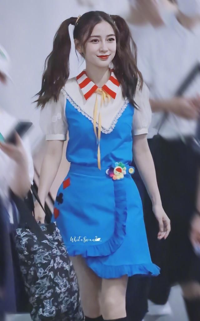 戚薇挑战蝴蝶结双马尾造型,嫩回十八岁,不仔细看还以为是baby|戚薇|双