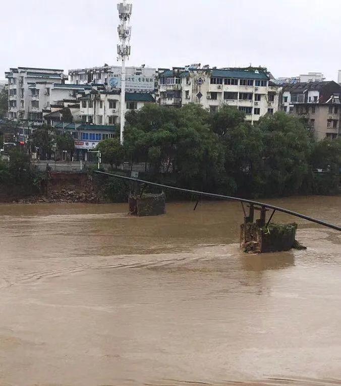 安徽歙县的在几天前已被洪水冲毁,不复存在. 镇海桥