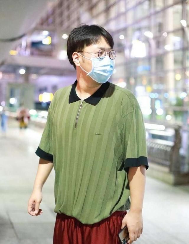 杜海涛大胆穿绿上衣搭红短裤,个性又潮流