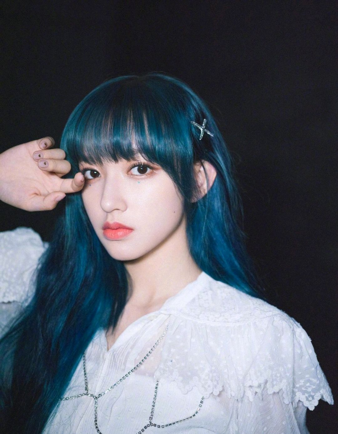 程潇换发色如换脸蓝黑色头发新潮个性穿衬衫美太多了