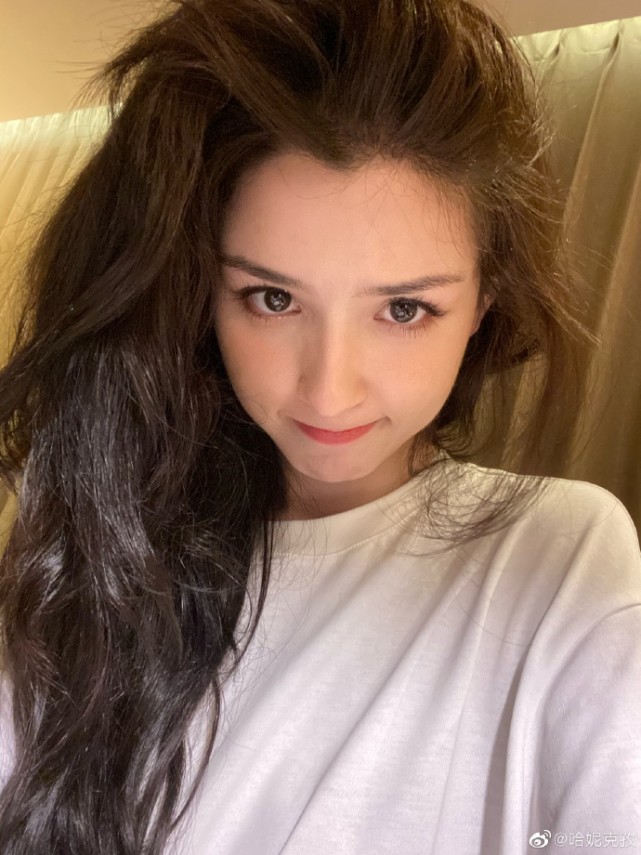 曾被传遭大佬烧伤哈妮克孜坦言自己是普通女孩刘亦菲才是美女