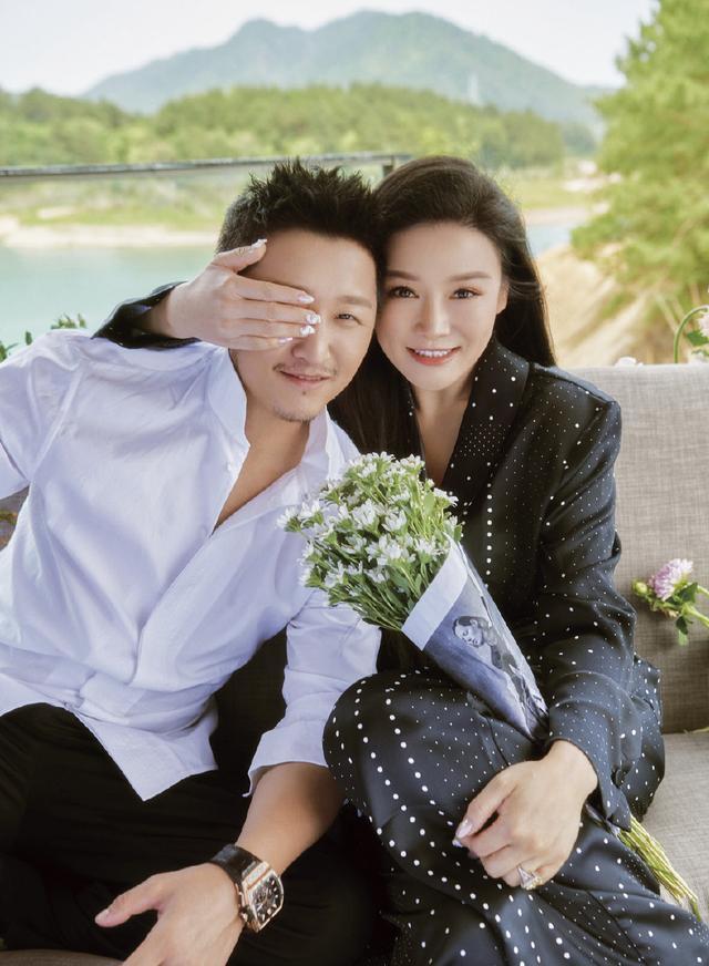 她嫁拳王生下3个孩子,今穿波点西装出镜,同框老公甜成少女了