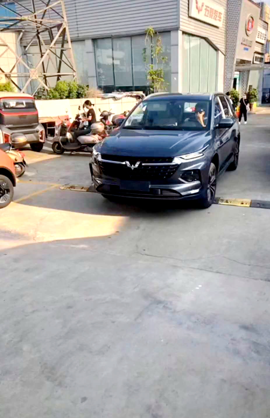 "银标五菱"到店,长近4米9,奥德赛的空间,6座布局,即将上市