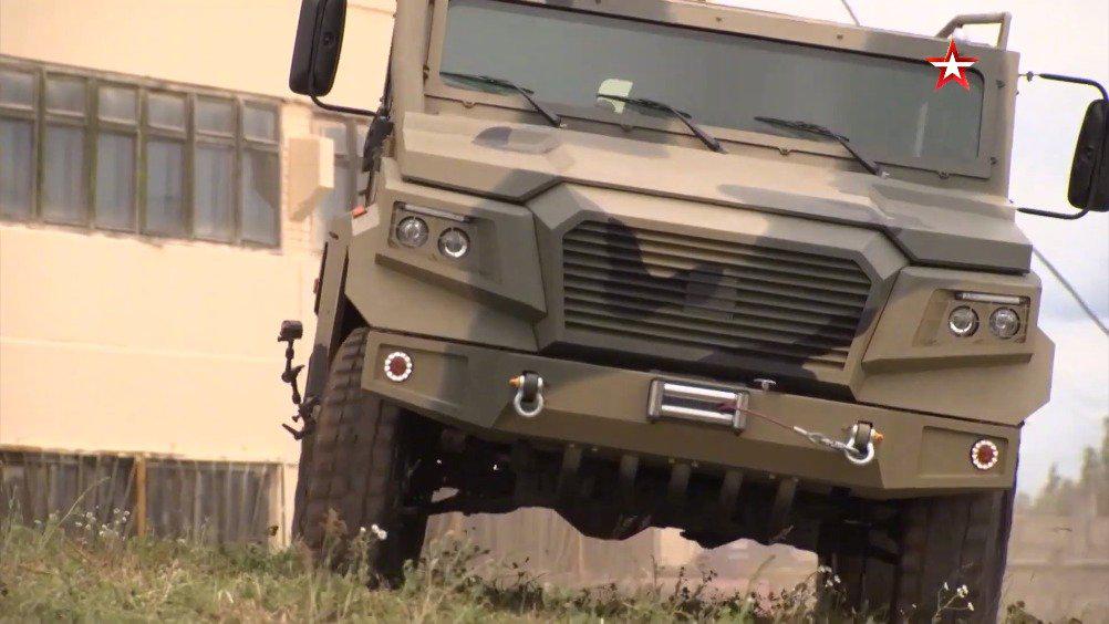 俄军工企业(vpk llc)最新研制的strela"箭"轻型装甲车进行测