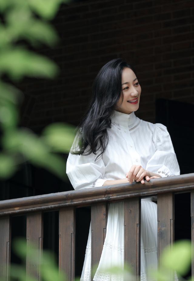 韩雪越活越年轻,穿蓝色v领裙衬得清新娇嫩,哪有37岁的模样