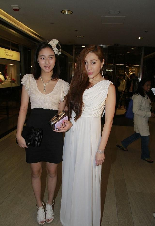 赌王四太携俩女儿露面,何超盈脸歪何超欣面色苍白,不如四太美艳