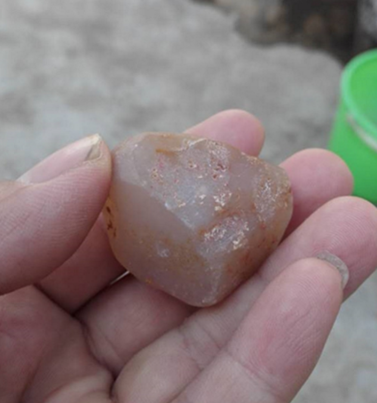 一块不起眼的"石头",让男子发大财|玛瑙|隐晶质|砂轮机_新浪新闻