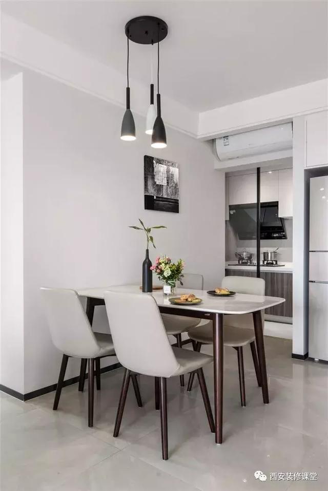 餐厅很小,餐桌靠墙放,背景咋做?