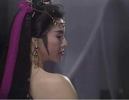 李婉华19岁出道,她年轻时在《金毛狮王》中扮演了紫衫龙王,不管是颜值