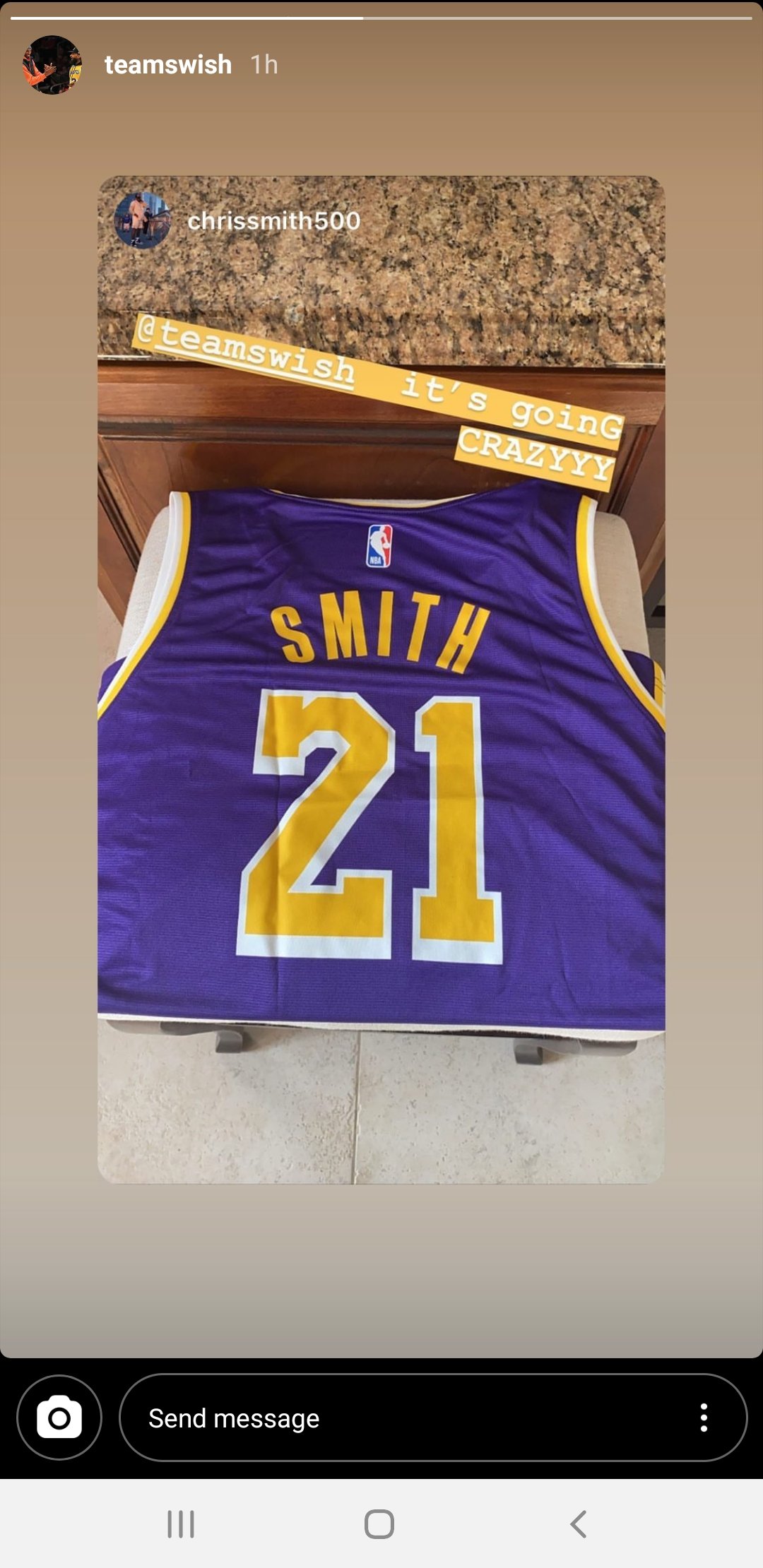 湖人球员jr-史密斯在社交媒体晒出自己的21号球衣.