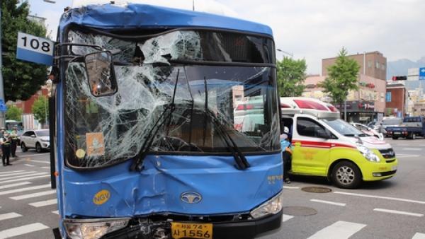 重庆万州公交车坠江事故:警方通报——系公交车越过中心实线 撞击轿车