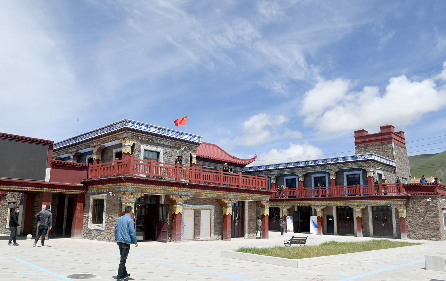 正文  近年来,达日县把脱贫摘帽作为新奋斗的起点,通过易地搬迁,打造