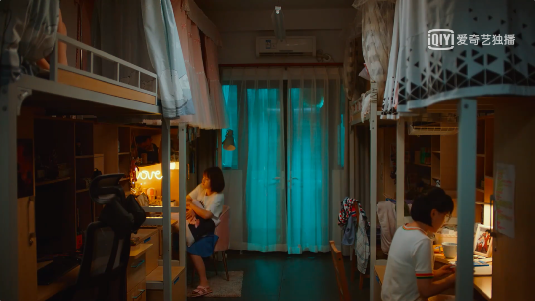 或是追剧用……是不是很写实……此外,宿舍到处挂着"宿舍神器小挂 ""