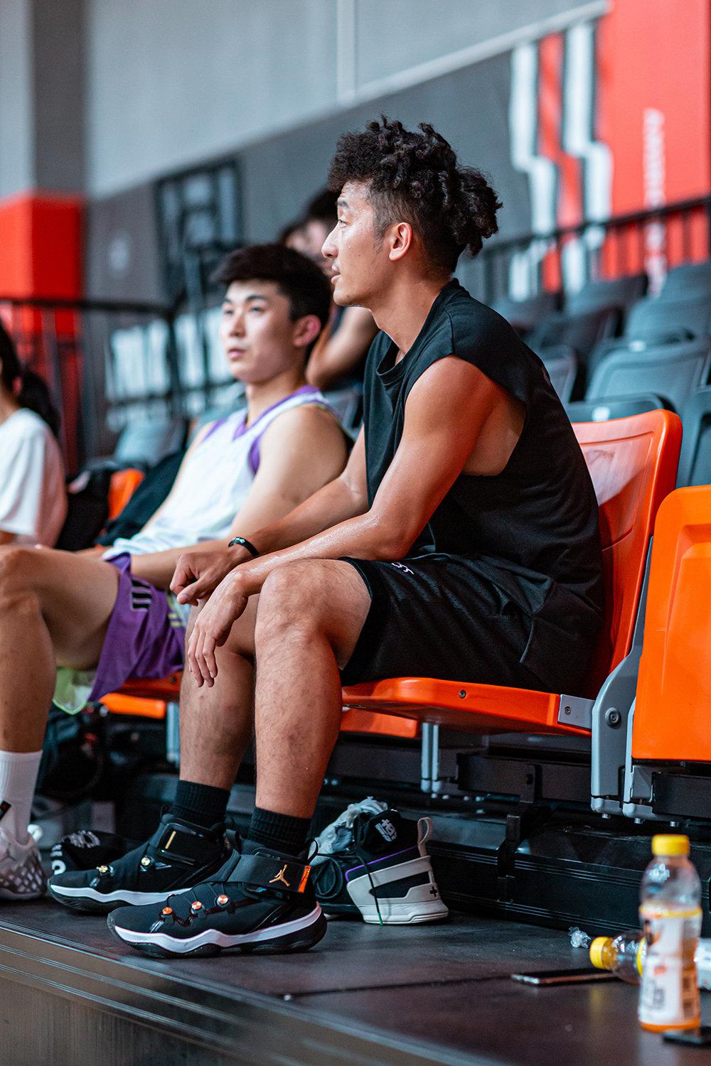 球鞋潮流店铺「念叁」携手著名街球选手方良超,鲁锋突袭球场