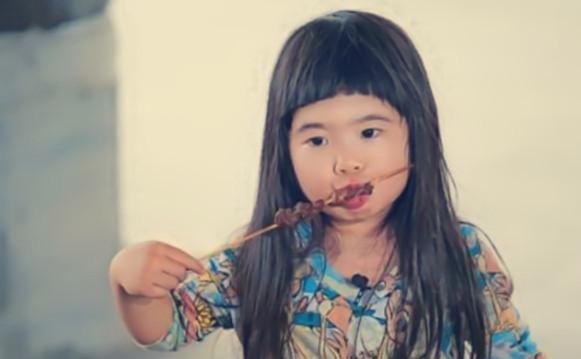 相信有很多网友都记得那一季的爸爸去哪儿,那个胖嘟嘟的小女孩曹华恩