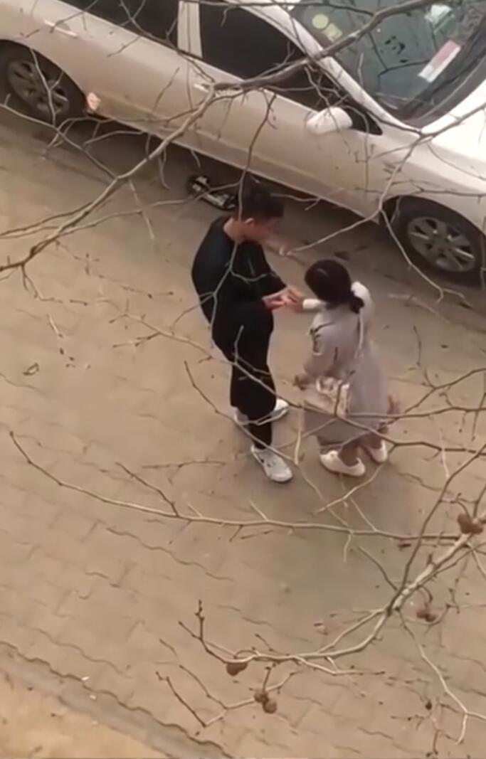 情侣发生争执后女友狂打男子手背,男子的做法让人感动