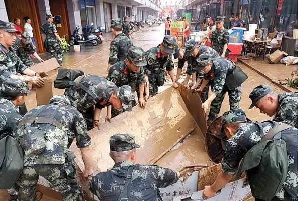 洪水无情人有情抗洪抢险一线再现军民鱼水深情
