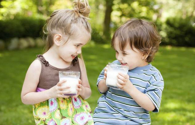 喝牛奶的孩子,与吃钙片的孩子,多年后的差距不是一般的大|钙片|宝宝|