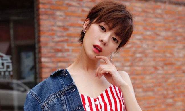 在《二十不惑》中,很哥介绍的这两位熟脸演员章涛和王汀出场的时间并