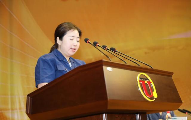 营销公司国际贸易处处长丁洁作表态发言↑营销公司带钢处处长王其清