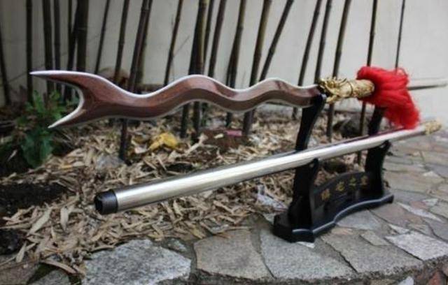 丈八蛇矛,青龙偃月刀,干将莫邪剑,方天画戟,大铁戟,小戟等