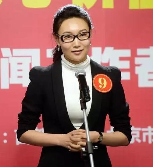 央视美女主持李梓萌露出素颜,身高174长腿惹人羡慕,台下似少女
