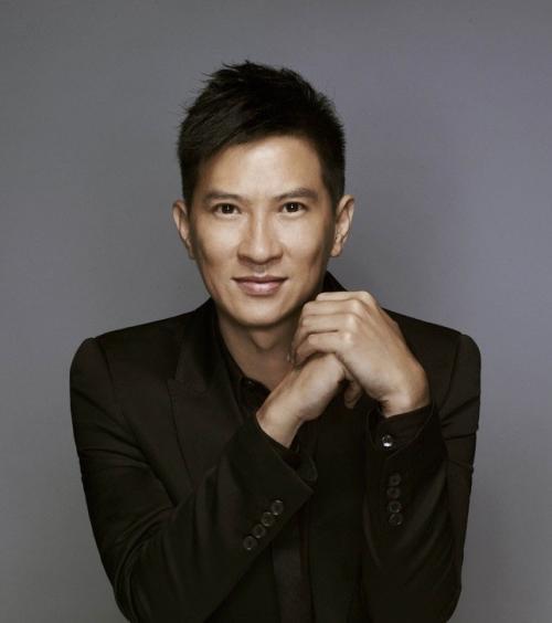 52岁张家辉罕露面,穿拖鞋短裤出门显邋遢,头发凌乱发际线堪忧