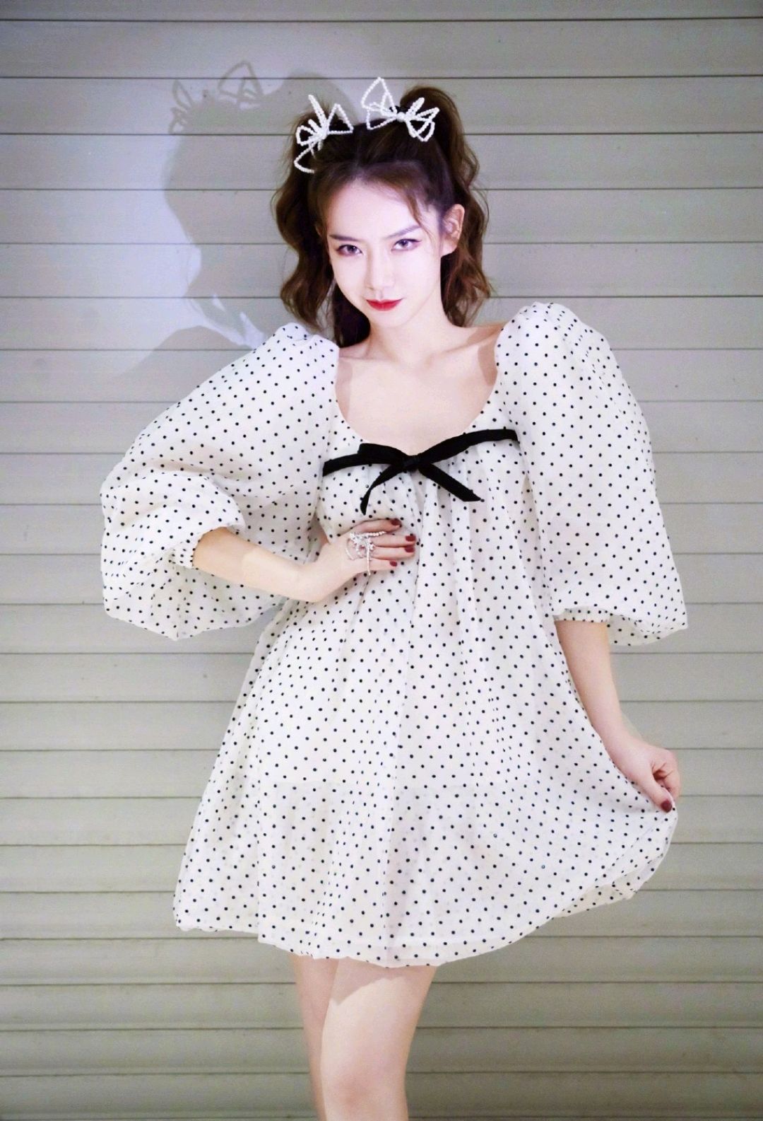 "蓬松裙"不是一般人能驾驭的,戚薇穿波点裙俏皮可爱,美翻了