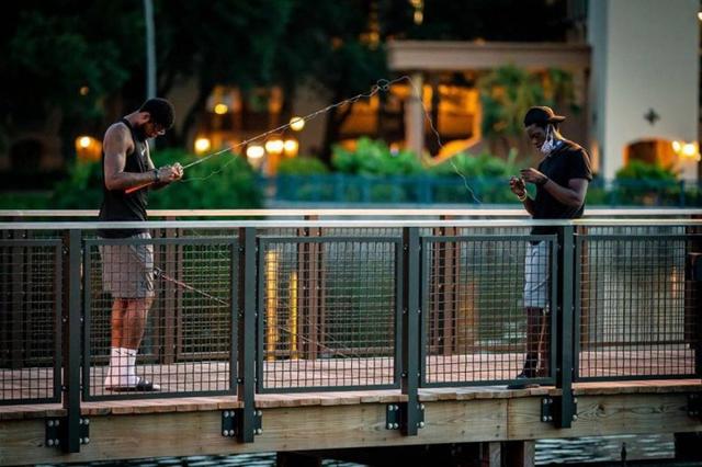 保罗-乔治在其个人社媒晒出了一张与队友雷吉-杰克逊一起外出钓鱼的