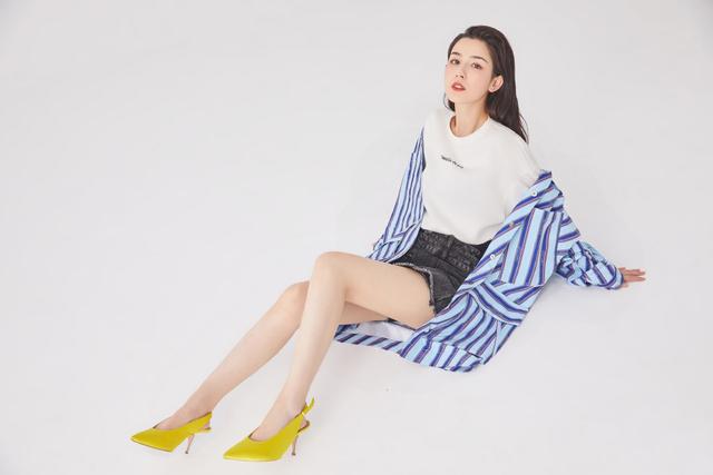 这次哈妮克孜曝光了一组写真,穿男友风条纹衬衫配短裤,美腿纤细似竹竿