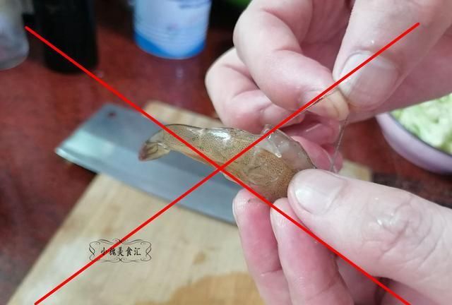 去虾线,有人用牙签有人开背,都不对,只要这一招虾线虾头轻松去