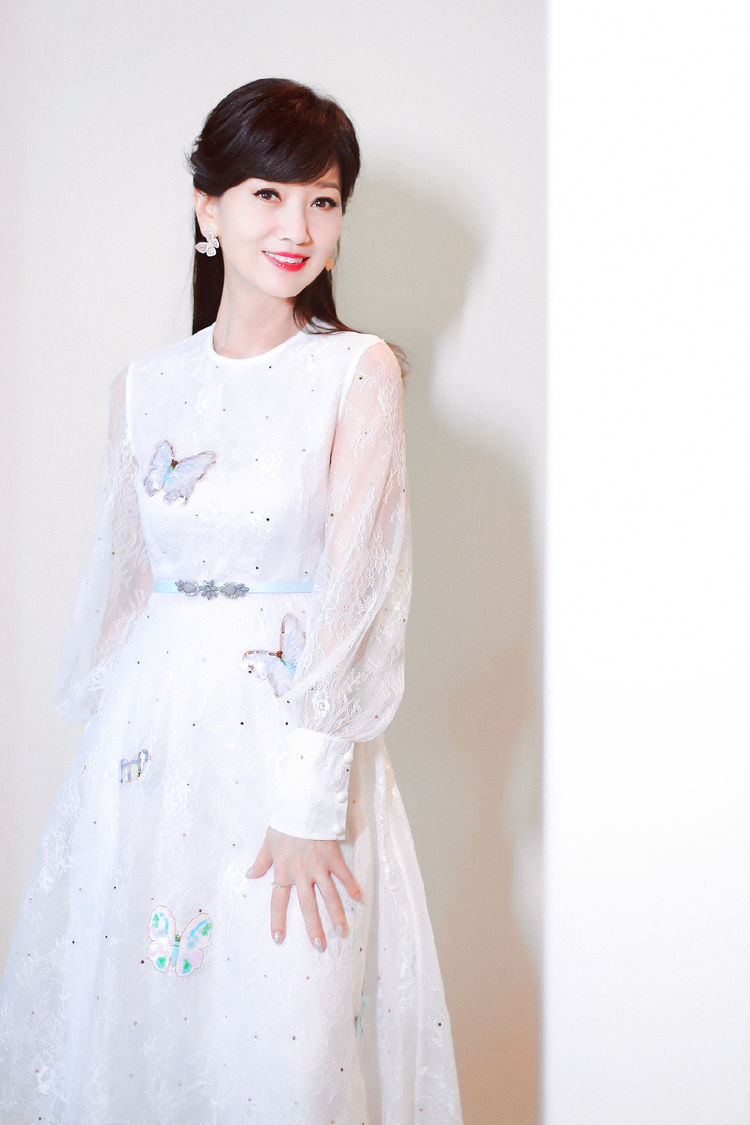 赵雅芝这是90后的状态吧,穿白色蕾丝裙配红唇,谁相信她66了