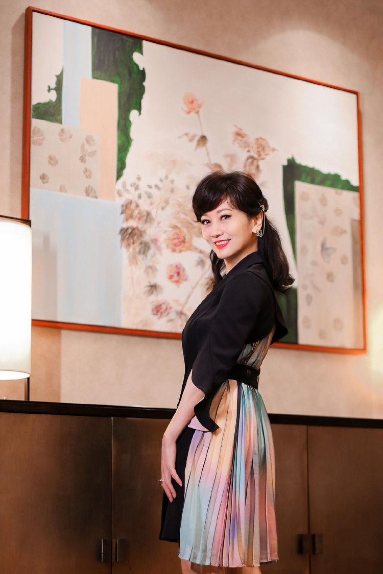 赵雅芝这是90后的状态吧,穿白色蕾丝裙配红唇,谁相信她66了