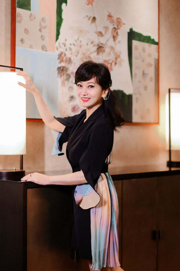 赵雅芝这是90后的状态吧,穿白色蕾丝裙配红唇,谁相信她66了