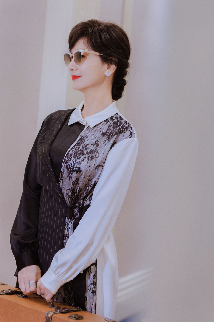 赵雅芝这是90后的状态吧,穿白色蕾丝裙配红唇,谁相信她66了