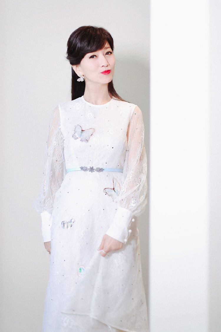 赵雅芝这是90后的状态吧,穿白色蕾丝裙配红唇,谁相信她66了