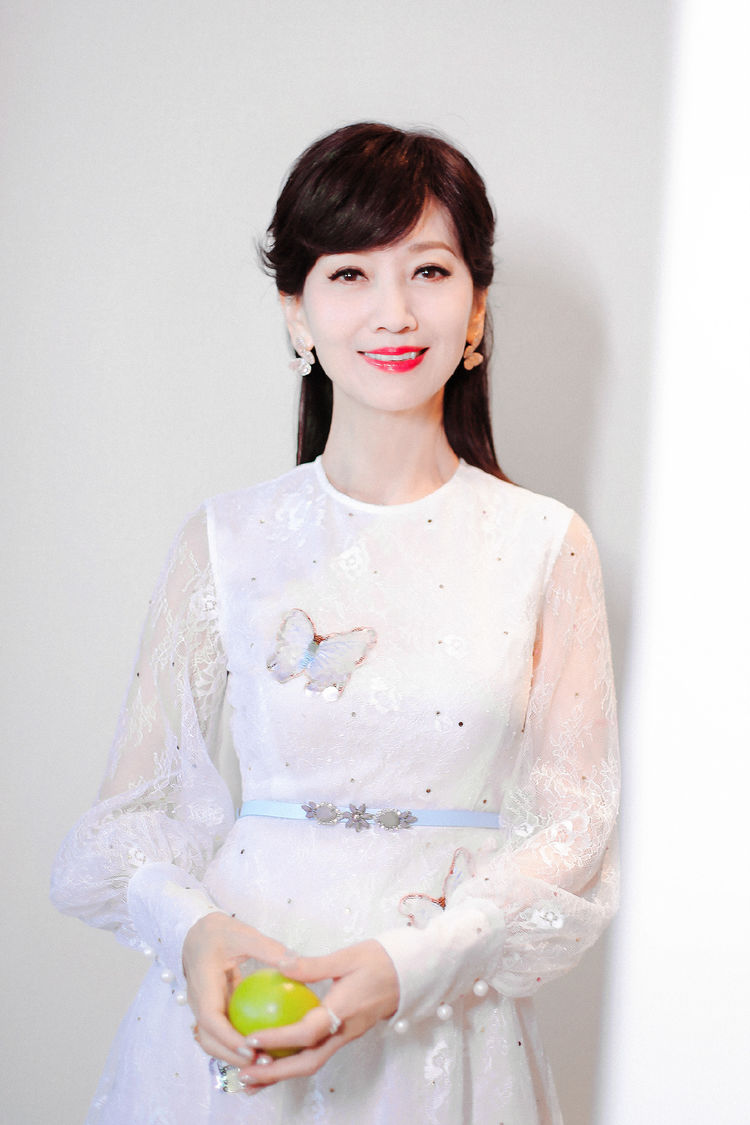 赵雅芝这是90后的状态吧,穿白色蕾丝裙配红唇,谁相信她66了