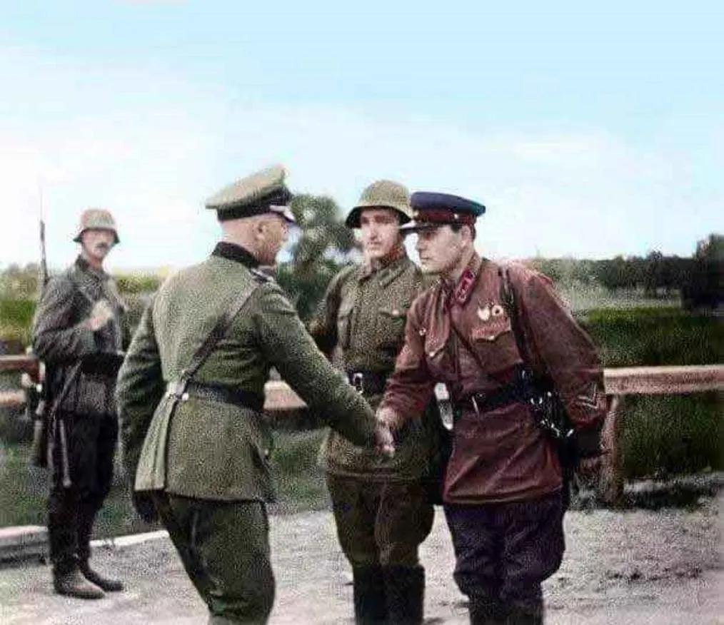 在1926年4月,苏德双方还签定了《互不侵犯和中立条约》,德国向苏联