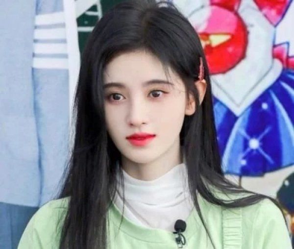 鞠婧祎疑似回应发际线晒出美照力证颜值对镜头掀起刘海美若天仙