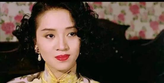 1992年,梅艳芳在歌厅被人扇嘴巴,当晚打人者被砍29刀不治归西