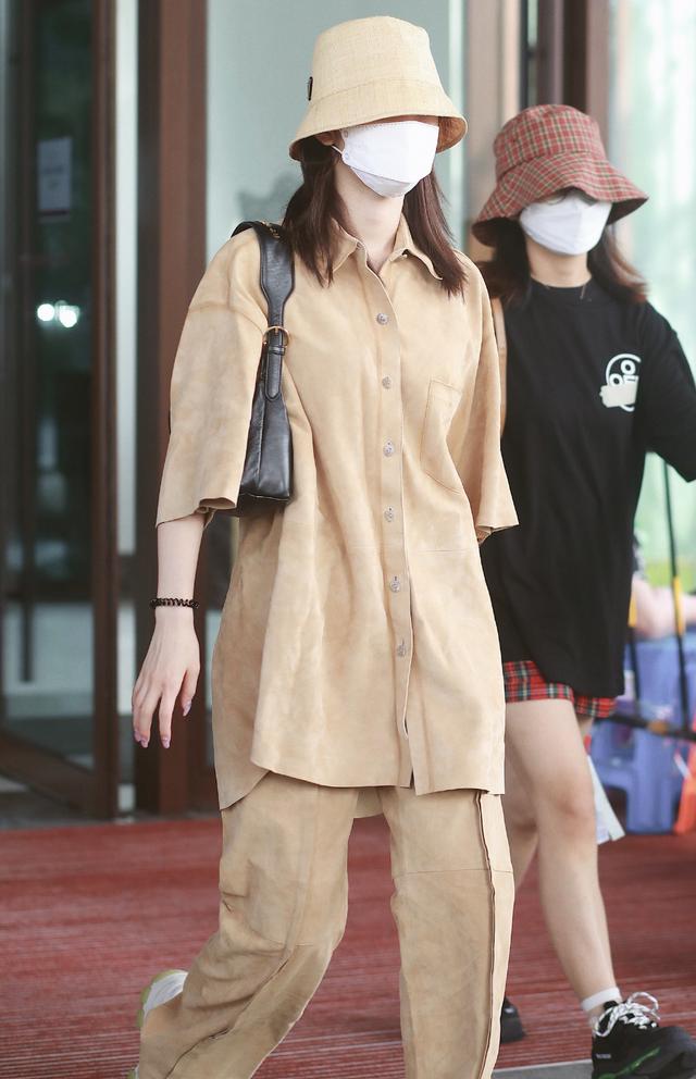 孟美岐尽显c位风范,穿蓝色衬衫配白色西装裤,走路带风好帅气