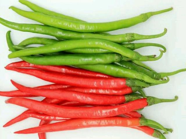 也可以用青红小米辣代替,不过一定要青红两种,忽然凉拌下来就少了颜色