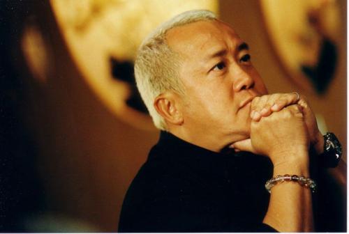 身为香港娱乐圈的老大,他从不在乎钱财,中奖千万,豪爽请客!