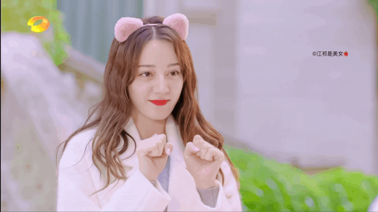 迪丽热巴现在可是很多人心中的女神,她身上自带新疆人的异域风情,让她