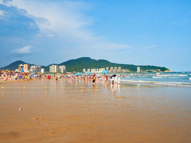 它是中国十大最美海滩之一,人称"东方夏威夷"胜境,景美人少
