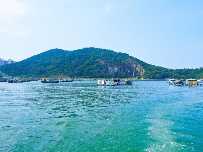 它是中国十大最美海滩之一,人称"东方夏威夷"胜境,景美人少